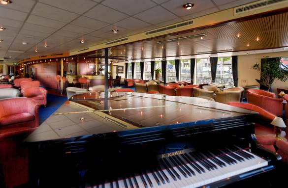 Amadeus River Cruises 07 AMADEUS Bar 02.jpg